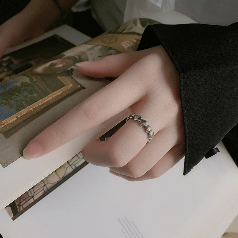 woman finger with silver sea shell ring