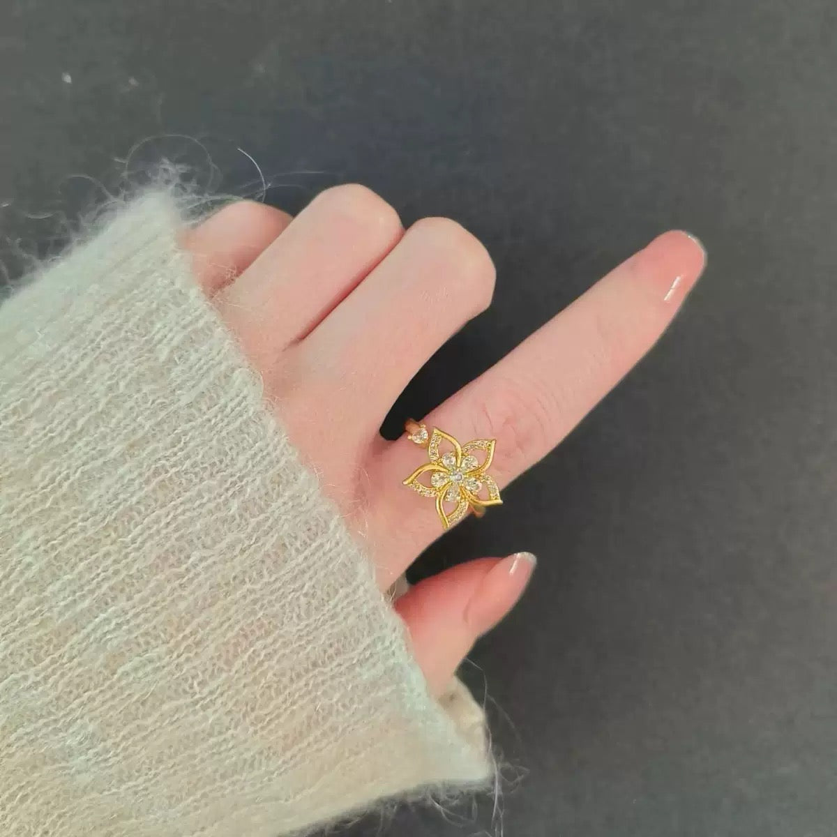 Elegant Gold Flower Fidget Ring