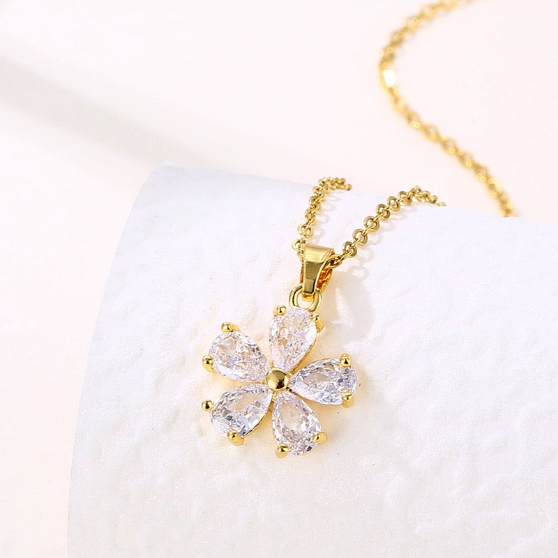 gold plated zircon necklace with daisy pendant