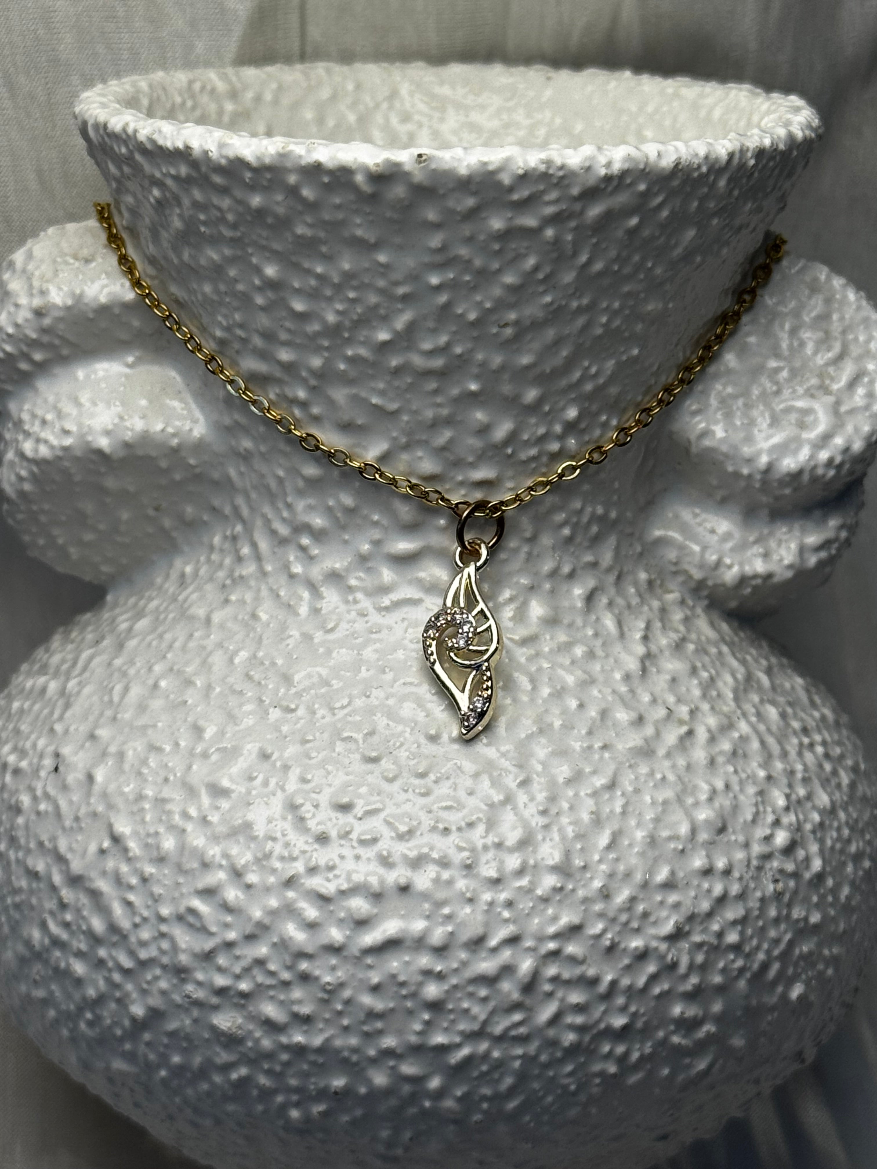 Dainty gold necklace