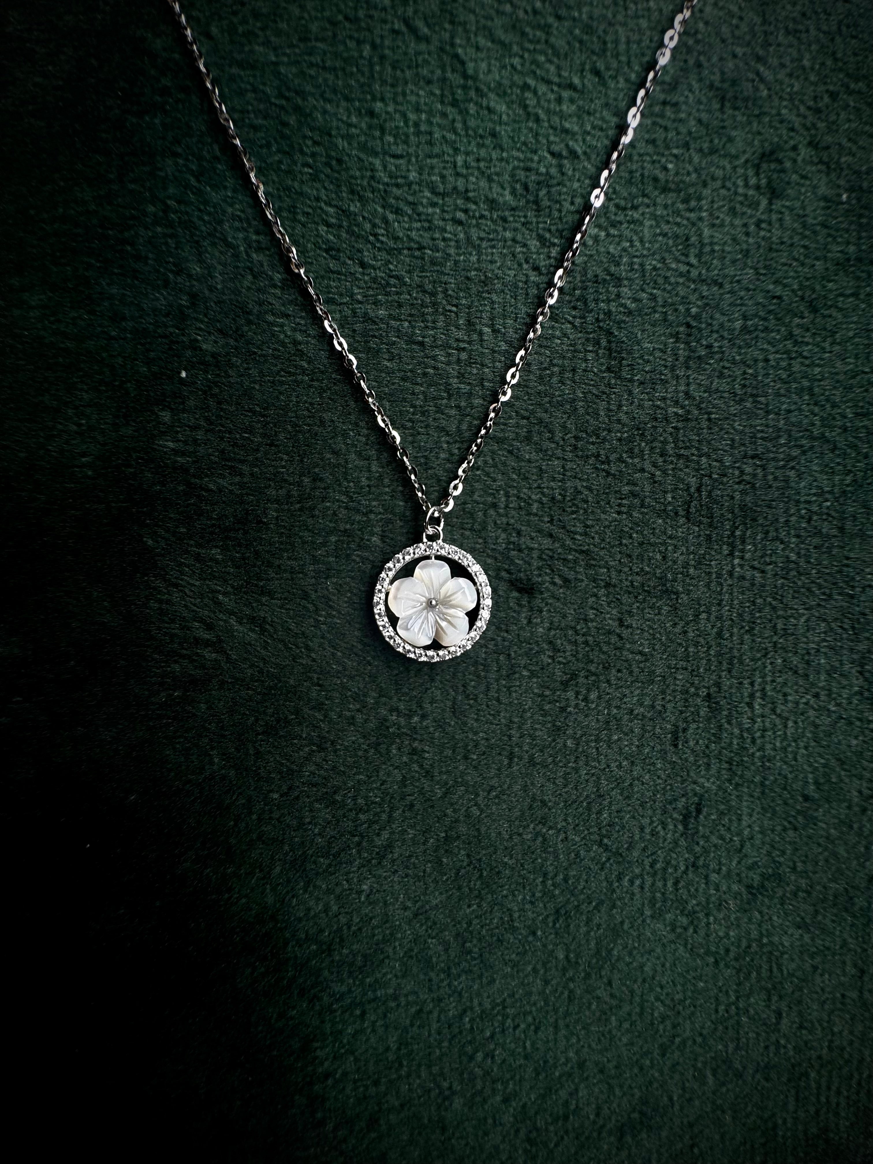 S925 Mother of Pearl Flower Necklace