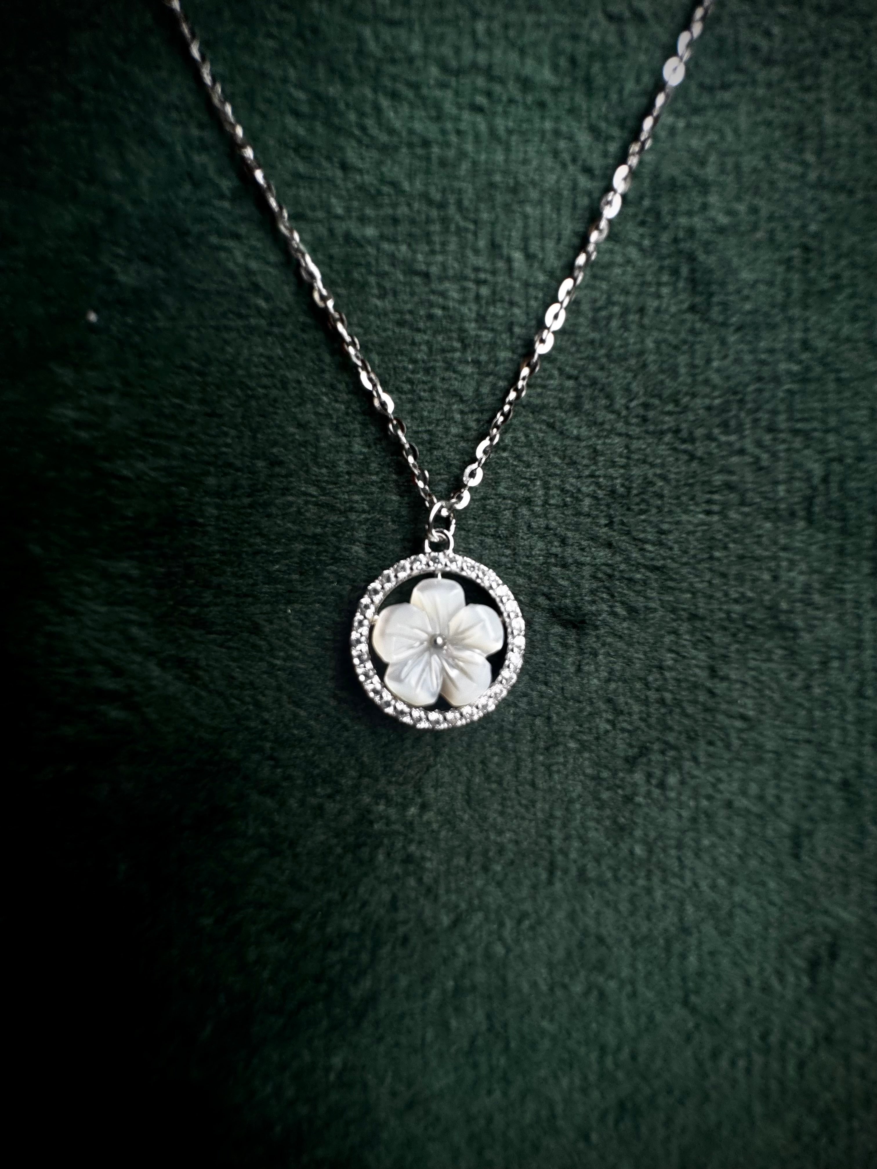 S925 Mother of Pearl Flower Necklace