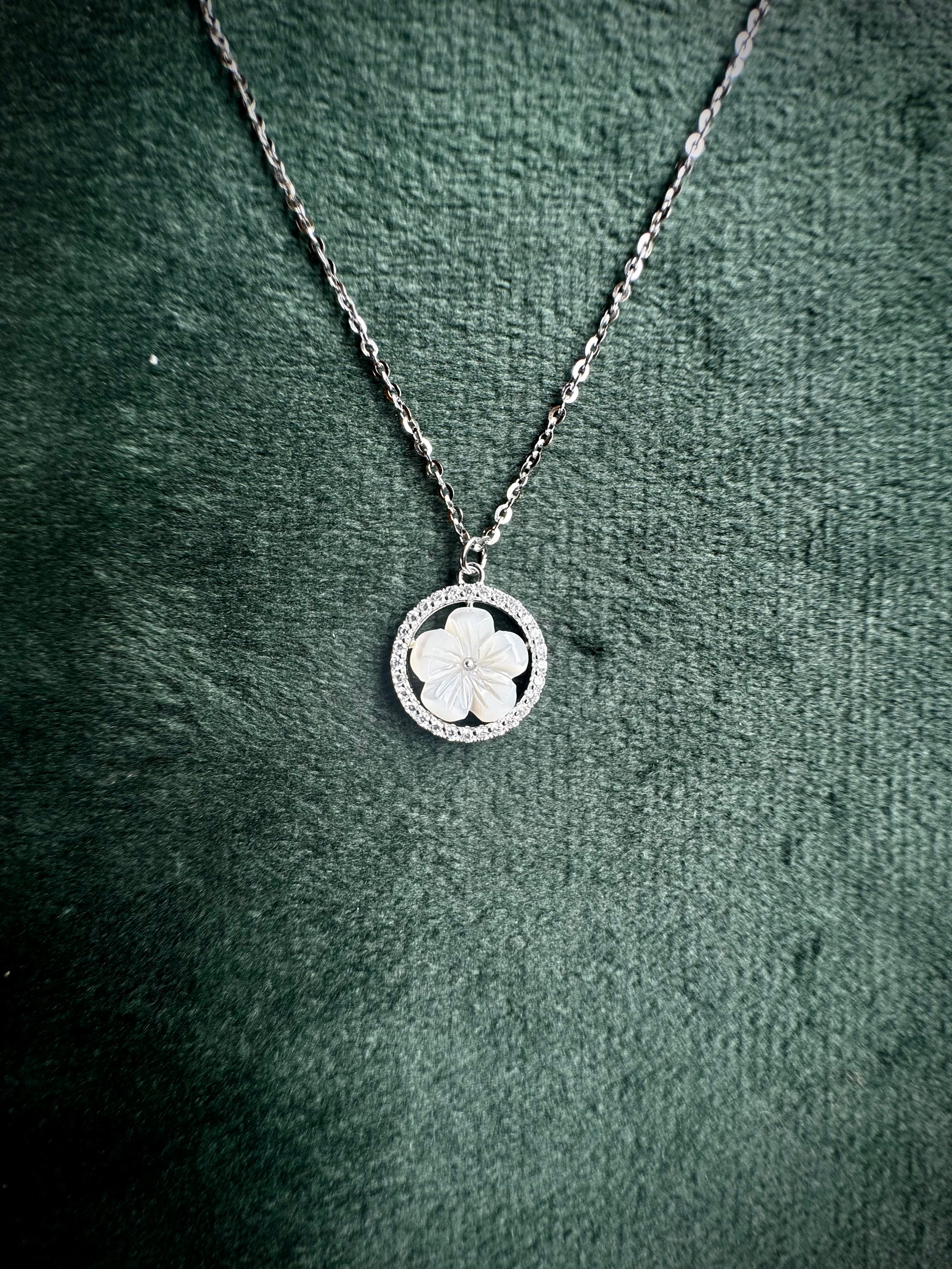 S925 Mother of Pearl Flower Necklace