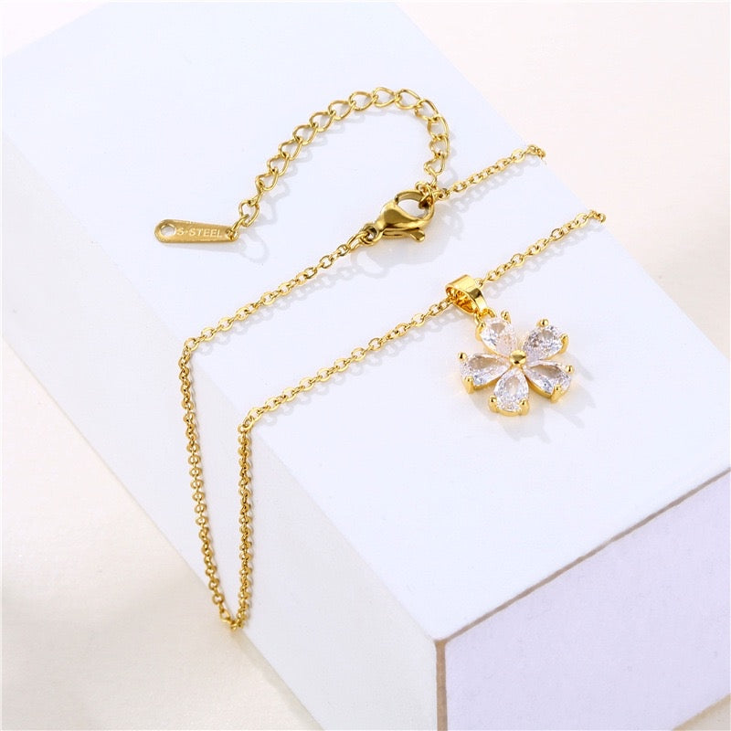 gold plated zircon necklace with daisy pendant