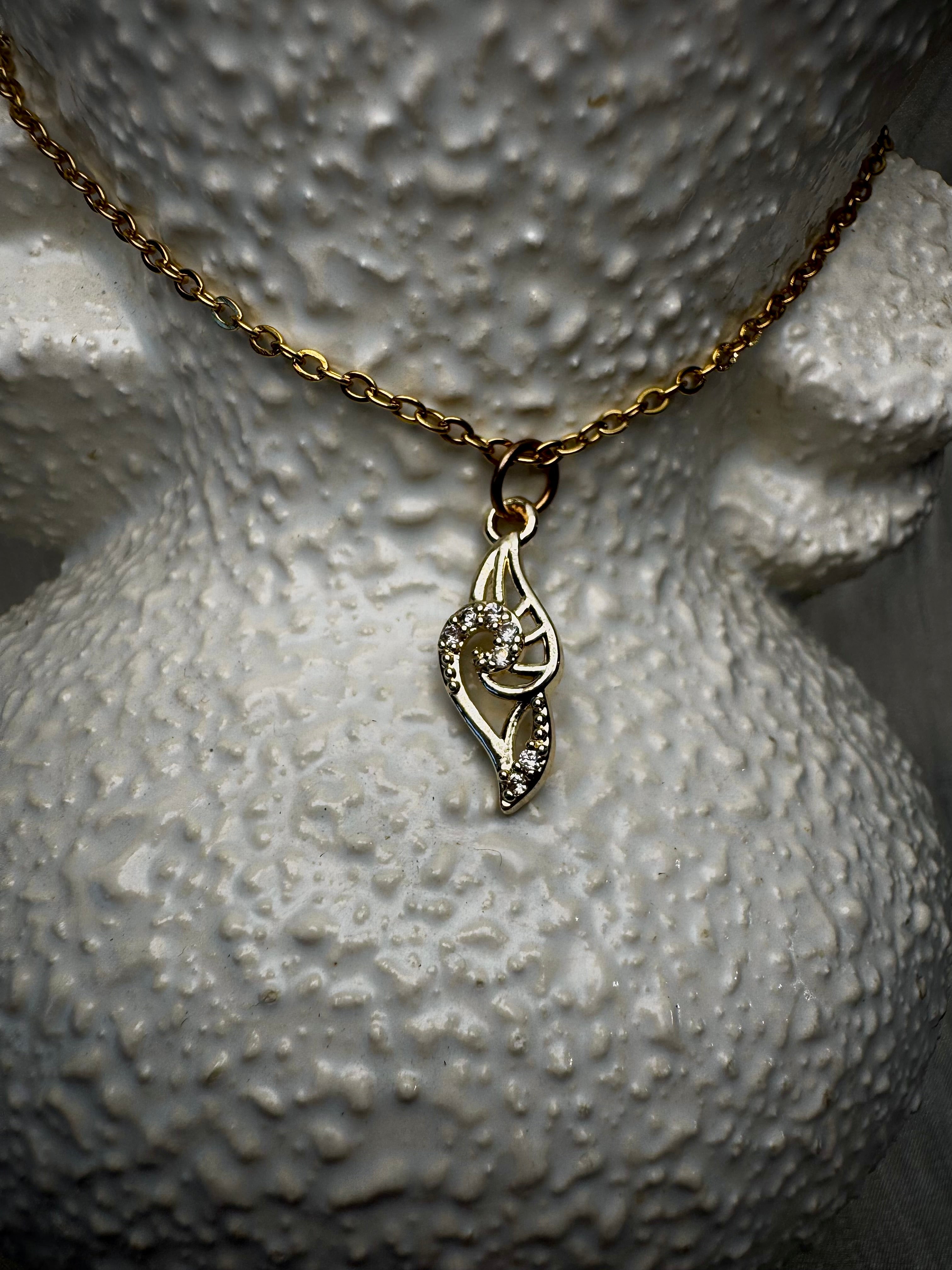 Dainty gold necklace