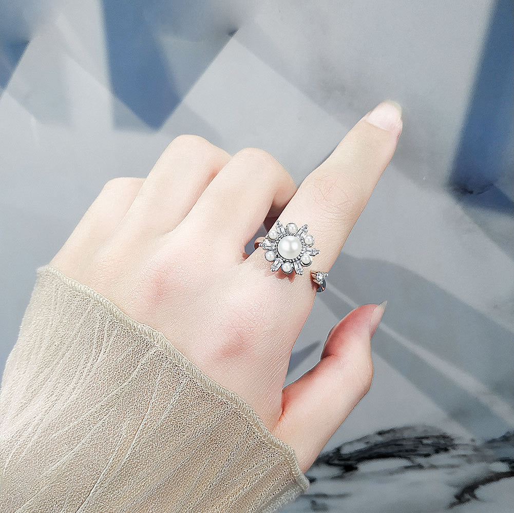 woman wearing silver fidget ring with flower zirconia design