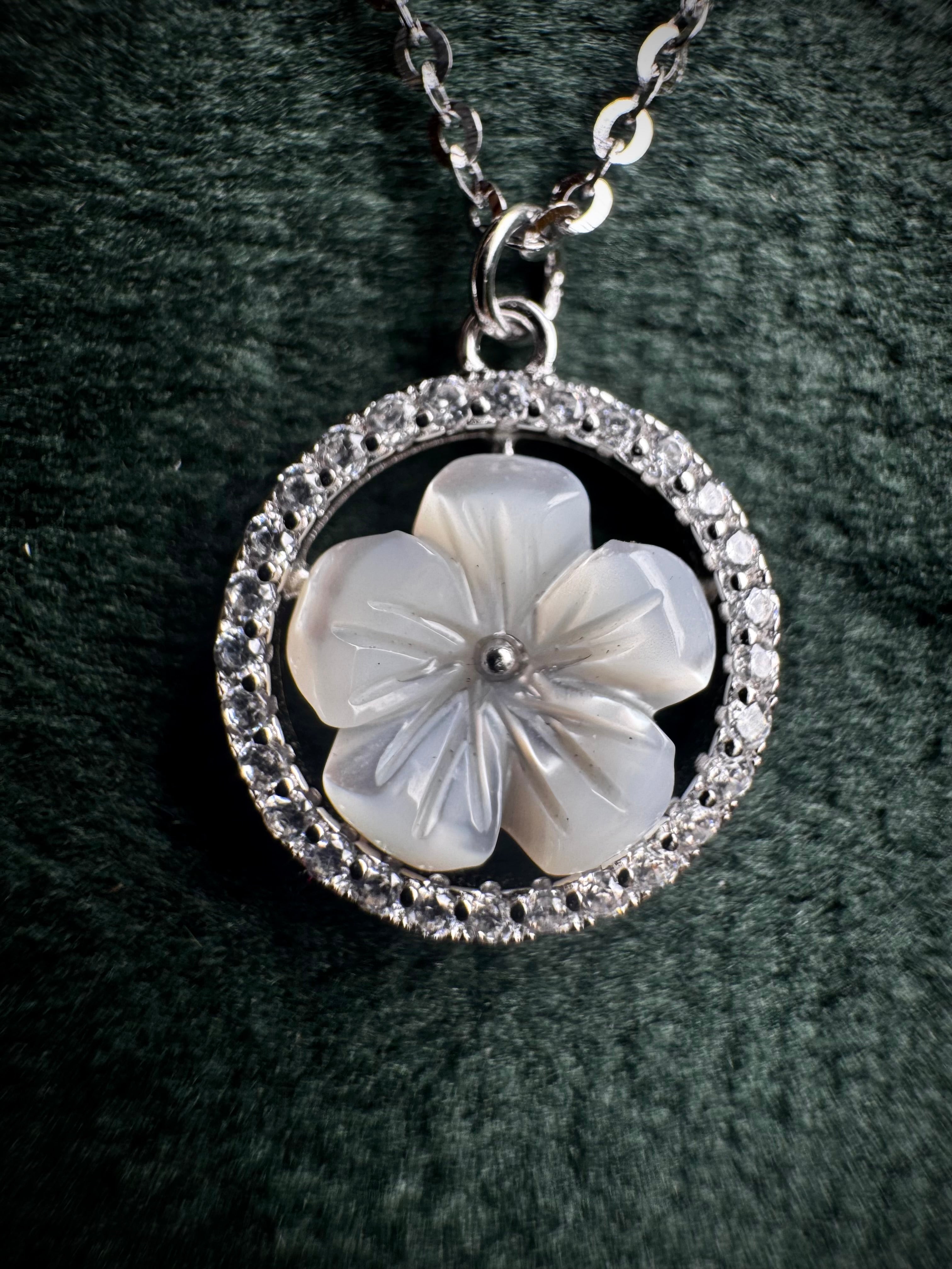 S925 Mother of Pearl Flower Necklace