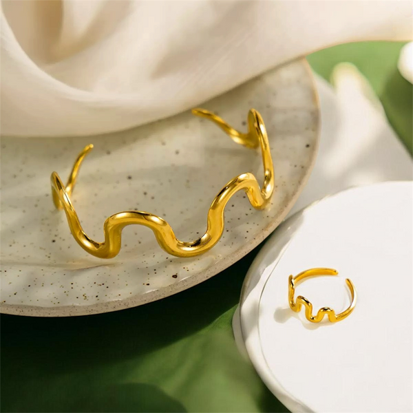 18K Gold Waves Bangle